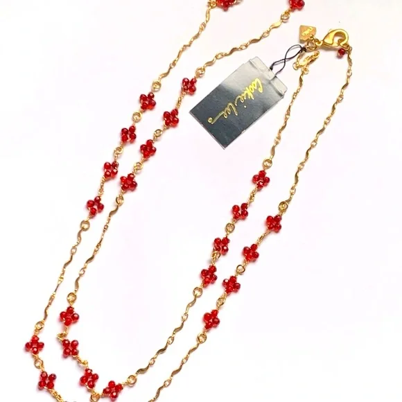 🍒18” Necklace with Small Scarlet Flowers Sitting on a Gold Tone Vine Like Chain - Picture 4 of 7